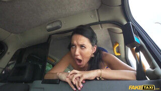 Asia Vargas a hátsó ülésen reszel a kolosszális faszú taxissal