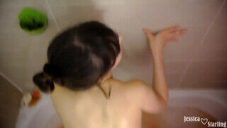 Jessica Starling a vadító orbitális keblű fiatal bige megbaszva a fürdőben
