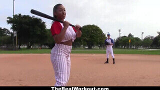 TheRealWorkout - bögyös latina fiatalasszony és a baseball - Amatordomina.hu