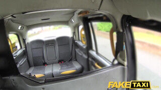 Fake Taxi - Barbie Sins dugható a taxiban - Amatordomina.hu