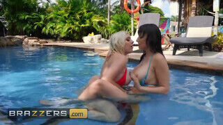 Brazzers - Lexi Luna és Kinky Gia OhMy a medencében nyalakodnak - Amatordomina.hu