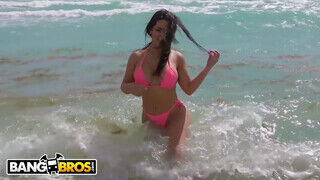 BANGBROS - Rose Monroe popója a strandon megkettyintve - Amatordomina.hu