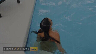 Brazzers - Rachel Starr egy kicsike úszás után brére vágyik - Amatordomina.hu