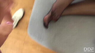 A nagycsöcsű Kira harisnyában szexel a lábával - Amatordomina.hu