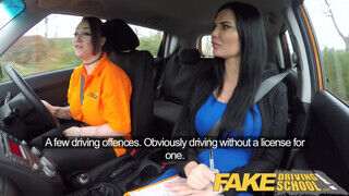Fake Driving School dupla nagycsöcsű nőci egymást nyalja a kocsiban - Amatordomina.hu