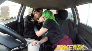 Fake Driving School vad szeretkezés egy zöld hajú lánnyal - Amatordomina.hu