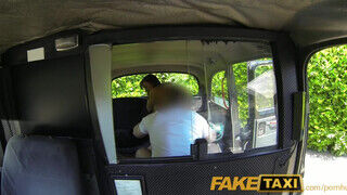 FakeTaxi - Lucy Love a taxis faszát orálozza - Amatordomina.hu