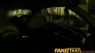 FakeTaxi - Olasz gádzsi a taxiban kupakol - Amatordomina.hu