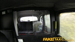 FakeTaxi - sziláriumozott csajzi pinájába élveznek - Amatordomina.hu