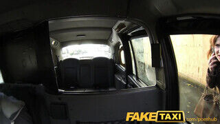 FakeTaxi - vöröske szétélvezi a taxi hátsó ülését - Amatordomina.hu