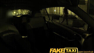 FakeTaxi - olasz kisasszony a taxiban lovagol - Amatordomina.hu
