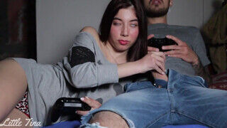 Gamer kishölgy játék közben cidázza a pasiját - Amatordomina.hu