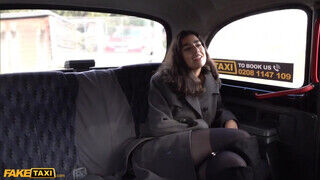 Fake Taxi - Aysha a kívánatos olasz tinédzser pipi - Amatordomina.hu