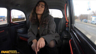 Fake Taxi - Aysha a kívánatos olasz tinédzser pipi - Amatordomina.hu