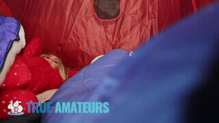 True Amateur - Lacey a sátorban kedveli baszni - Amatordomina.hu