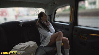 Fake Taxi - Jenny Doll a 18 éves fiatal leányzó - Amatordomina.hu
