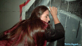 Public Agent - Jenna J Ross a híd alatt kamatyol - Amatordomina.hu