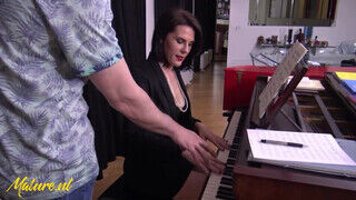 Francia zongora tanárnéni hátsó nyílásba baszva - Amatordomina.hu