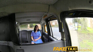 Tini fiatal ápoló a taxiban szexel - Amatordomina.hu