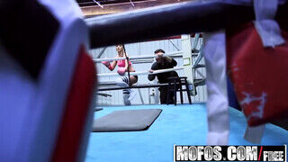 Gia Paige a orbitális keblű sportos kiscsaj ringben reszel - Amatordomina.hu