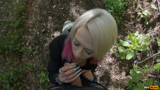 Olasz amatőr fiatalasszony az erdőben leszopja a pasasa faszát - Amatordomina.hu