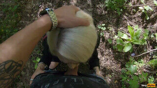 Olasz amatőr fiatalasszony az erdőben leszopja a pasasa faszát - Amatordomina.hu