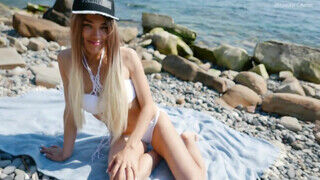 Szöszi amatőr bikinis barinő a tengerparton szop - Amatordomina.hu