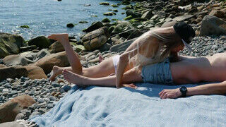 Szöszi amatőr bikinis barinő a tengerparton szop - Amatordomina.hu