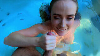 Bomba világos szőke gigantikus keblű kisasszony a medencében kamatyol - Amatordomina.hu
