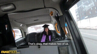 Melany Mendes sikeres vizsga után szexel a taxissal a kocsiban - Amatordomina.hu