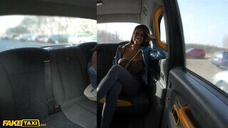 Chloe Lamour olcsóbban taxizik mert mindig kamatyol a sofőrrel - Amatordomina.hu
