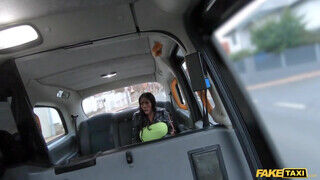 Ebony Mystique az óriás didkós fekete milf kedvet kapott egy baszáshoz a taxissal - Amatordomina.hu