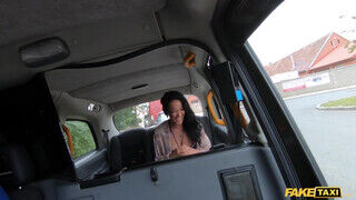 Asia Vargas a hátsó ülésen reszel a kolosszális faszú taxissal - Amatordomina.hu