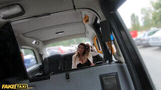 Lily Veroni a szenvedélyes tetkós milf élvezi ha döngetik a taxiban - Amatordomina.hu