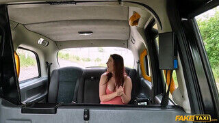 Mia Evans a tinédzser kicsike örömlány élvezettel bekapja a taxis farkát - Amatordomina.hu