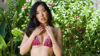 Elle Lee a pici keblű ázsiai fiatal fiatalasszony bekúrva a medence parton - Amatordomina.hu
