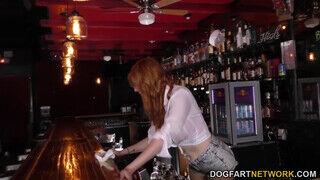 Lauren Phillips fekete pasikkal kúr a bárban - Amatordomina.hu