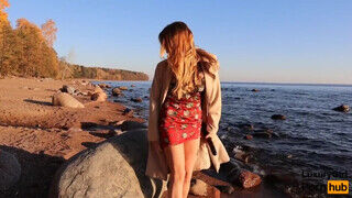 Luxury Girl peckezik a tengerparton egy bazinagy fekete dildóval - Amatordomina.hu