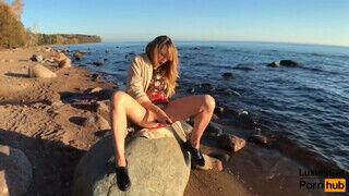 Luxury Girl peckezik a tengerparton egy bazinagy fekete dildóval - Amatordomina.hu
