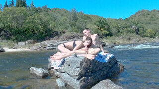 Kúrás a sziklákon a folyóparton egy amatőr párral - Amatordomina.hu
