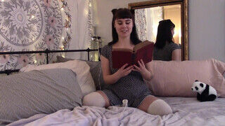 Sophia Wolfe a csöcsös amatőr pipi szeret olvasás közben masztizni - Amatordomina.hu