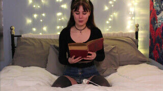 Sophia Wolfe a tinédzser spiné olvasás közben maszturbál - Amatordomina.hu