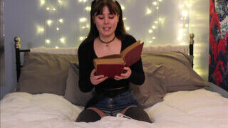 Sophia Wolfe a tinédzser spiné olvasás közben maszturbál - Amatordomina.hu
