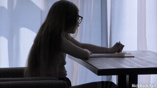 Bella Grey a 18 éves diáklány tanulás helyett szeretkezni akar - Amatordomina.hu