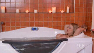Anastasia Sweet a szenvedélyes francia kis csaj megmutatja a fürdőben a testét - Amatordomina.hu