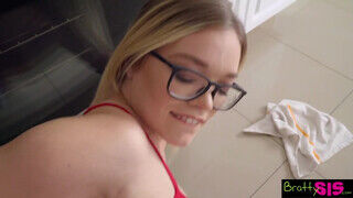 Katie Kush a szemüveges nevelő húgi megkettyintve a konyhában - Amatordomina.hu