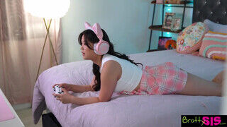 Lulu Chu a japán gamer tinédzser kishölgy kufircol a nevelő tesóval - Amatordomina.hu