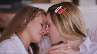 Erika Eden és Olivia Sparkle a sulis lezbi csajok megkívánták egymást testét - Amatordomina.hu