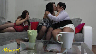 Terhes fiatal kis csaj és a lesbi koros nők szopkodják egymás szaftos punciját - Amatordomina.hu