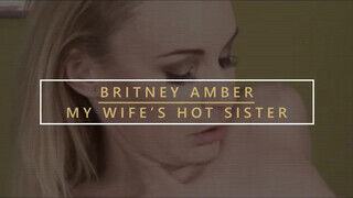 Britney Amber a szemrevaló csöcsös milf cicije és lyuka megdugva - Amatordomina.hu